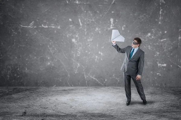 Empresario con plano de papel y gafas — Foto de Stock