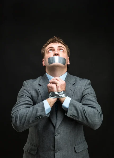 Man met mond vallende masking tape — Stockfoto