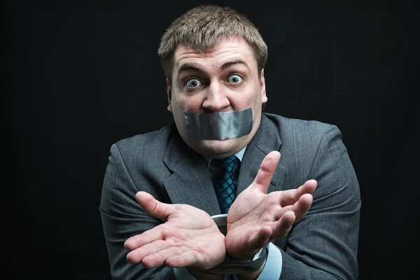 Muž s ústy na které se vztahuje maskovací páska — Stock fotografie