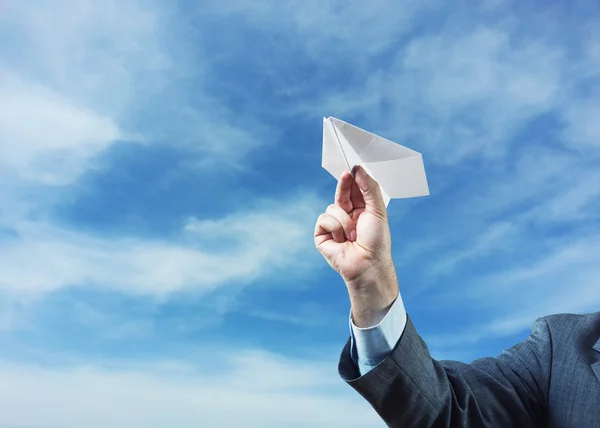Бизнесмен держит в руках бумажный самолет — стоковое фото