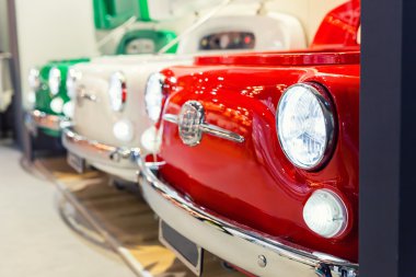 büyük kırmızı oldtimer eski model araba detay