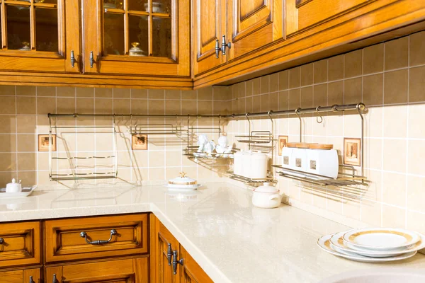 Belo design de interiores de cozinha personalizada — Fotografia de Stock