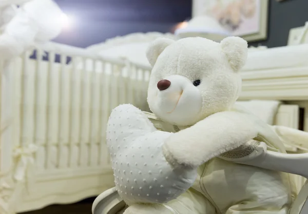Beyaz bir oyuncak ayı bebek yatak odası — Stok fotoğraf