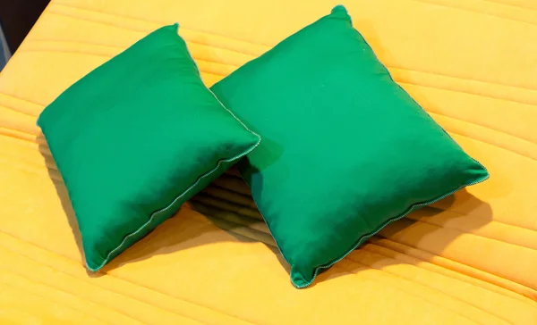 Almohadas de colores en la cama del hotel — Foto de Stock