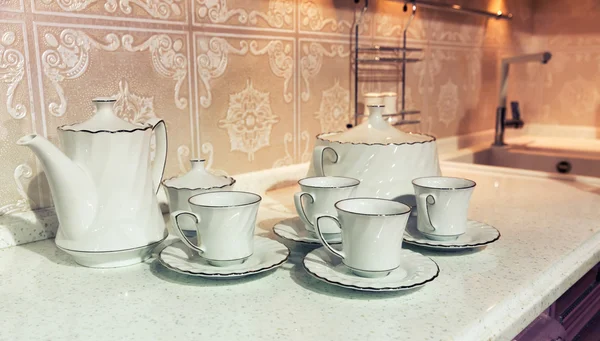 Copos de chá com um bule de chá — Fotografia de Stock