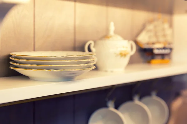 Beyaz tabaklar ve yemek bir dolabında — Stok fotoğraf