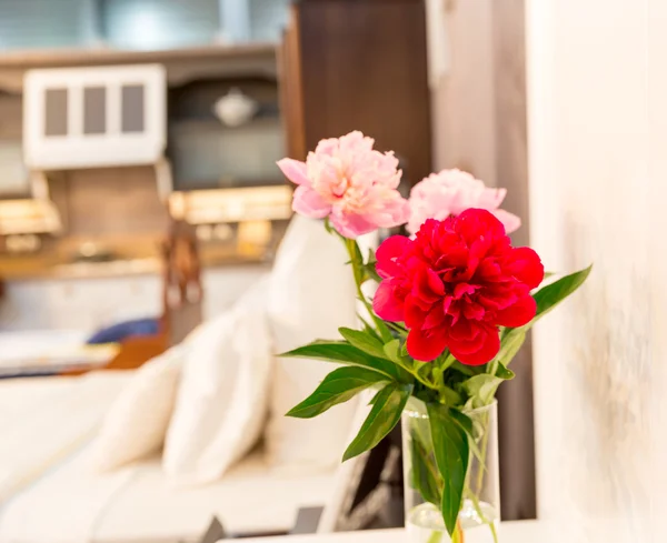 Vaas van bloem in kleurrijke interieur — Stockfoto