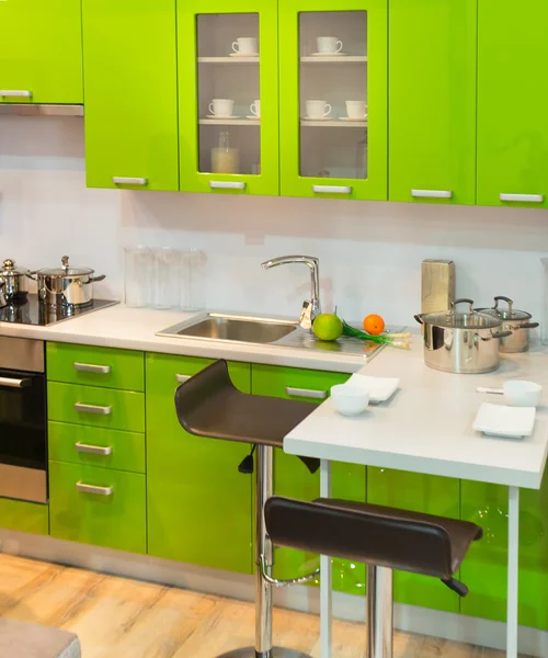 Modern zöld konyha tiszta lakberendezés — Stock Fotó
