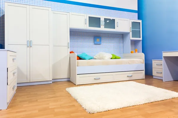 Helles Schlafzimmer mit Bett und Schrank — Stockfoto