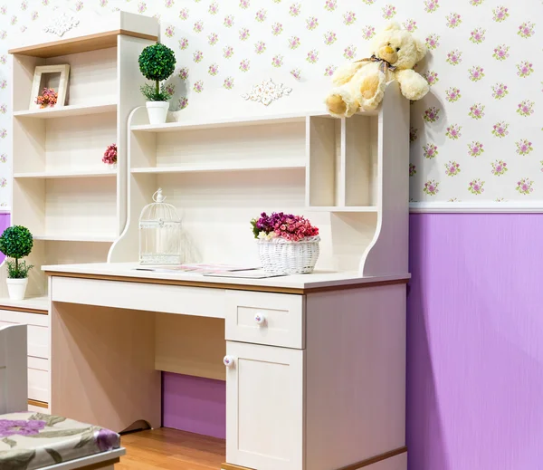 Belle armoire en bois dans la chambre des enfants — Photo