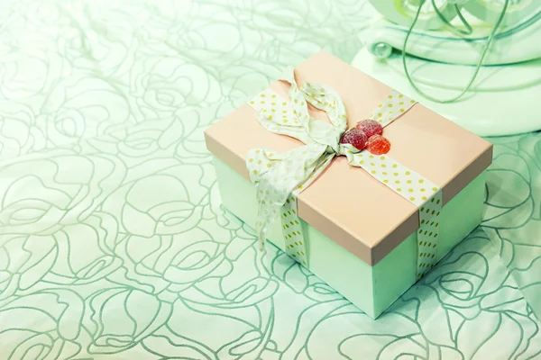 Подарочная коробка с зеленым луком — стоковое фото