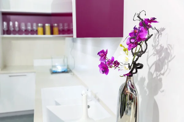 Pěkná kuchyň interiér s orchidejí květ — Stock fotografie