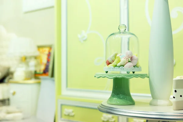 Pequenos doces no interior do quarto — Fotografia de Stock