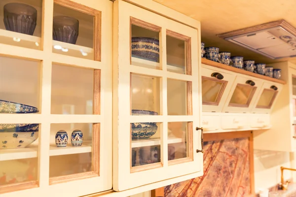 素朴なキッチンで食器棚 — ストック写真