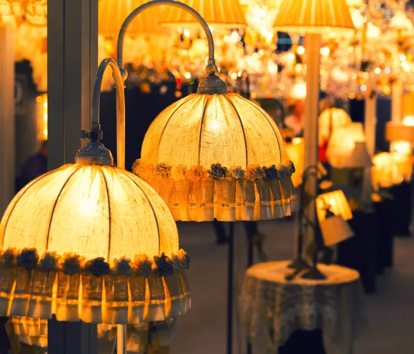 Настільна розкішна лампа, жовті кольори — стокове фото
