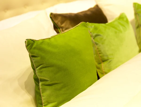 Барвисті подушки на ліжку готелю — стокове фото