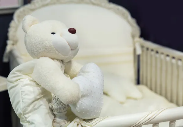 Dormitorio de bebé con oso de peluche blanco — Foto de Stock