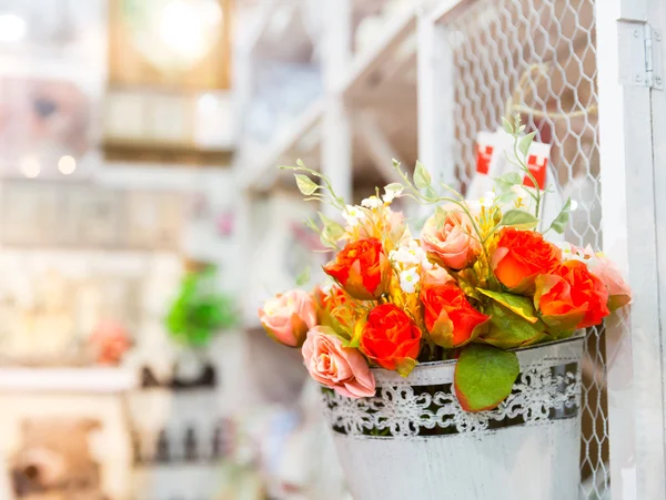 Vacker bukett av ljusa blommor i korg — Stockfoto