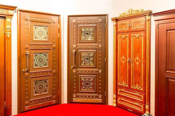 Interior clássico e portas de madeira dianteiras — Fotografia de Stock