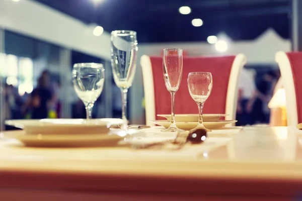 Table de mode servie avec verres — Photo