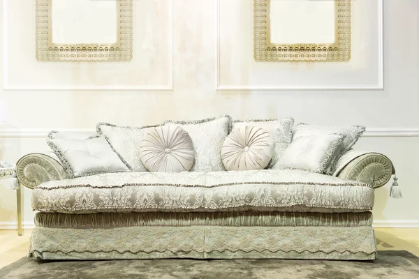 Sofá de lujo en interior de moda beige —  Fotos de Stock