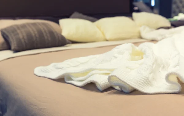 Белые подушки на кровати отеля — стоковое фото