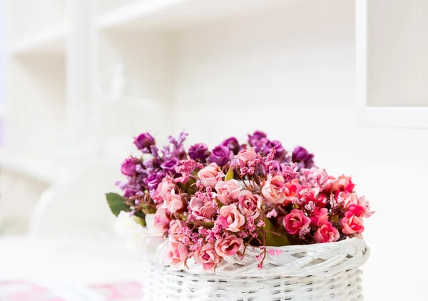 Vacker bukett av ljusa blommor i korg — Stockfoto