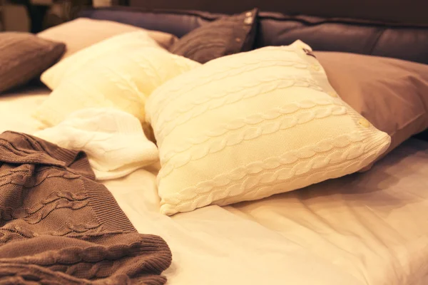 Красочные подушки на кровати отеля — стоковое фото