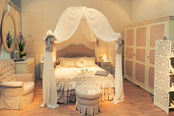 Ładne łóżko w szeregu hotel — Zdjęcie stockowe