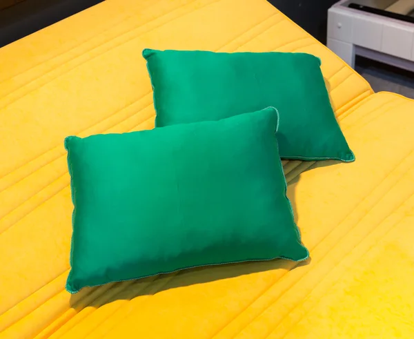 Travesseiros coloridos na cama do hotel — Fotografia de Stock