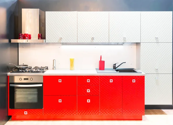 现代红色厨房内部 — 图库照片