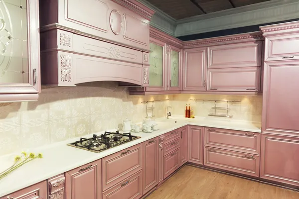 Madeira bela cozinha personalizada design de interiores — Fotografia de Stock
