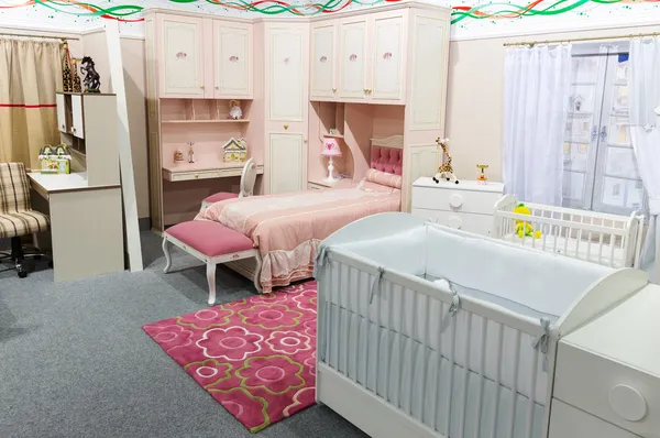パステル カラーで赤ちゃんのベッドルーム — ストック写真