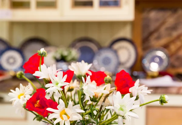 Красивые цветы на роскошной кухне — стоковое фото