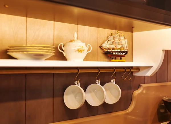 Pratos brancos e louças em um armário — Fotografia de Stock