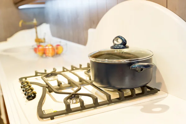 Fornuis met steelpan op de witte keuken — Stockfoto