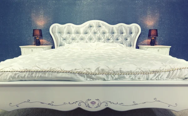 Ωραίο κρεβάτι σε τυπική σύγχρονη ρύθμιση — Φωτογραφία Αρχείου