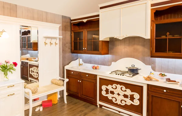 Madera hermosa cocina personalizada diseño de interiores — Foto de Stock