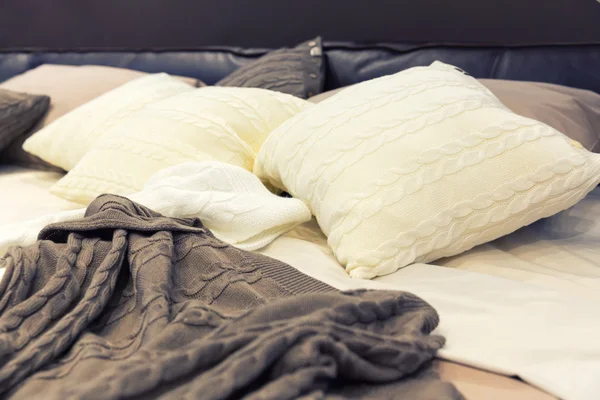 Almohadas blancas en la cama del hotel —  Fotos de Stock