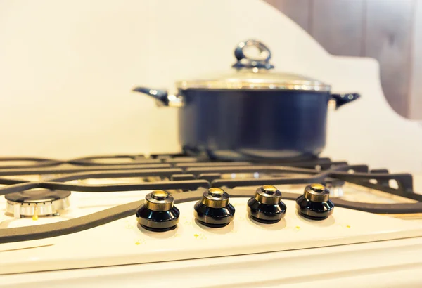 Estufa con cacerola en la cocina blanca — Foto de Stock