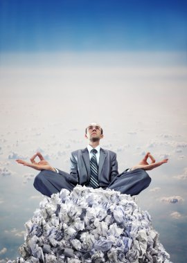 işadamı belgeleri öbek üzerinde meditasyon