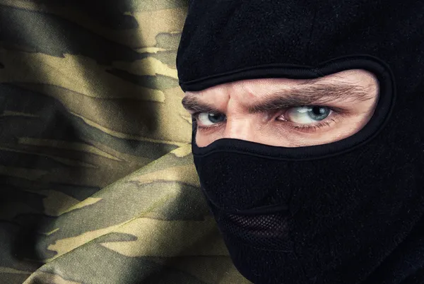 Allvarlig man i en balaclava mask — Stockfoto