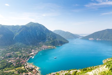 mavi deniz ve dağlar