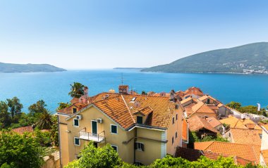 mavi deniz ve dağlar