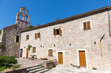 Karadağ'daki eski bina