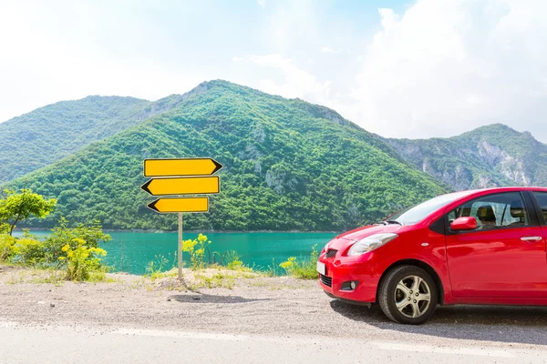 Verkehrszeichen und Auto — Stockfoto