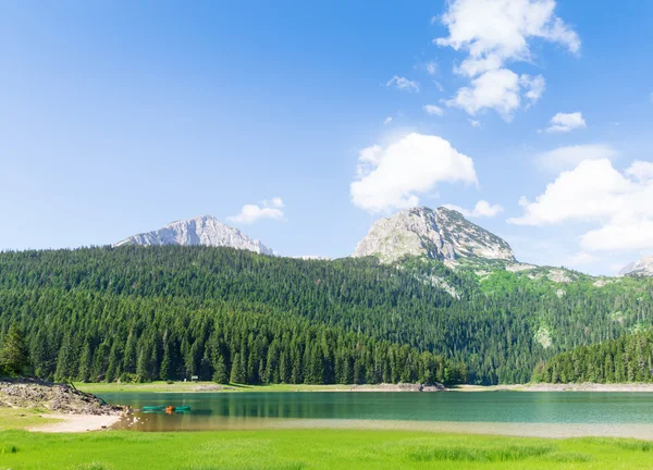 Lake in mountains — Stock Photo, Image