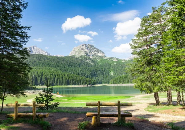 Lago azul y montañas — Foto de Stock