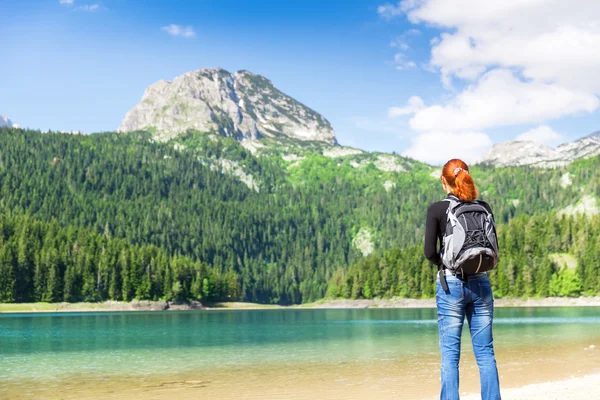 Vrouw op lake — Stockfoto