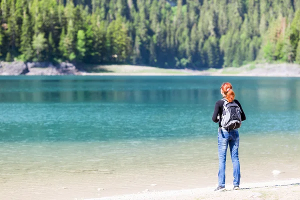 湖の女性a seb a szeretet szív — ストック写真